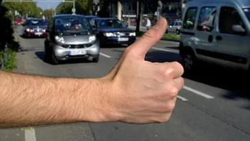 VIDEO Un sofer din Romania a ramas fara cuvinte cand a auzit povestea barbatului pe care l-a luat la ocazie: Eu cred ca-i nebun