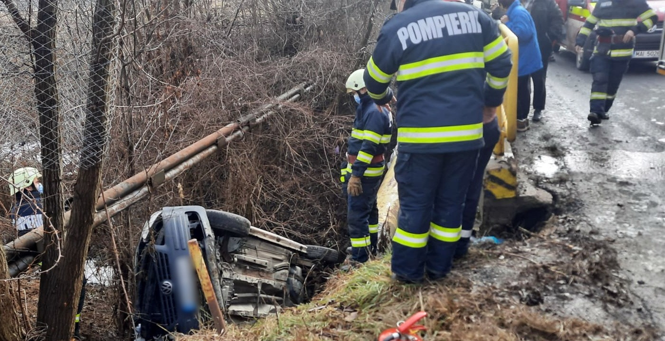 Cascador fără voie. S-a răsturnat cu mașina într-un canal. FOTO