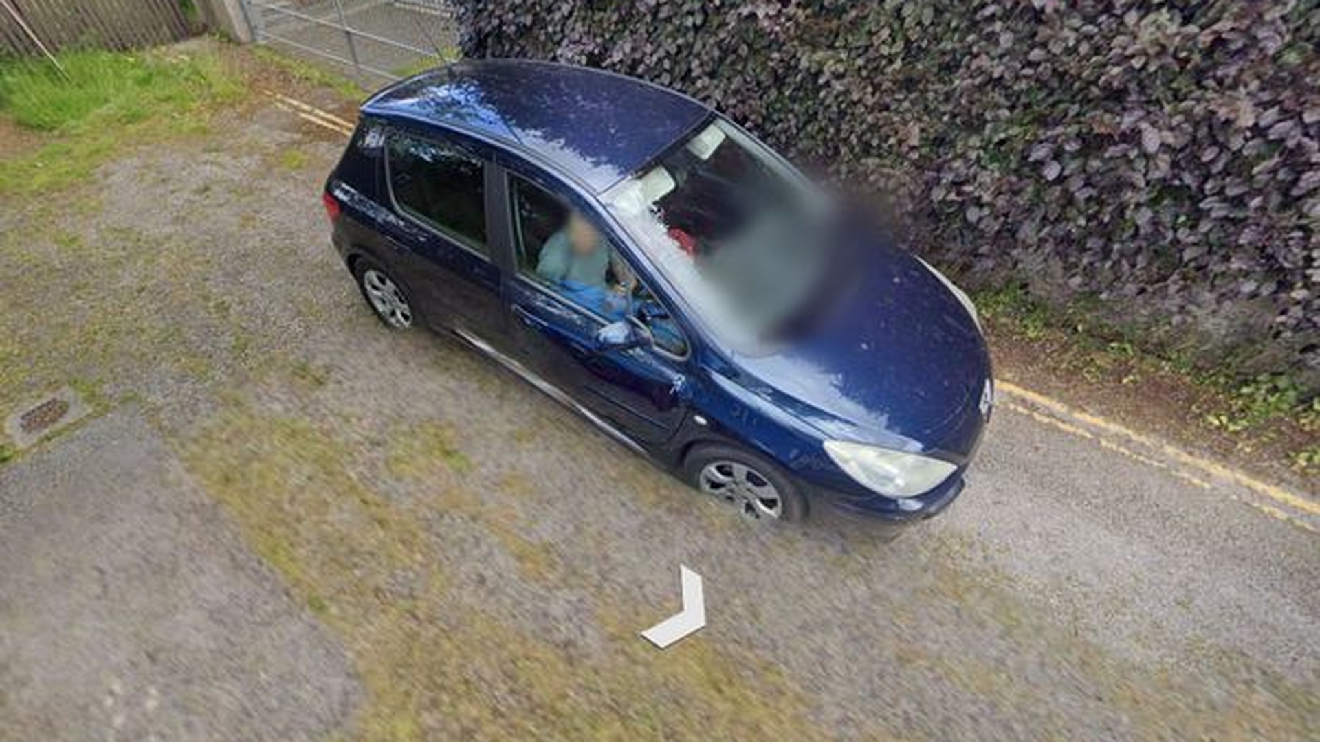 Credea că nu îl vede nimeni, dar a fost dat de gol de Google Maps! Ce făcea acest bărbat, ascuns în maşină