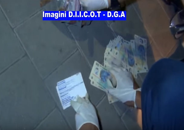 Asupra celor doi au fost găsite sume impresionante de bani