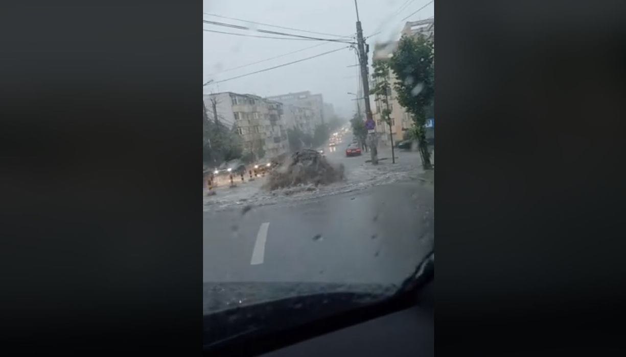 Scene „apocaliptice” la Iași! Arterele principale au fost inundate din cauza ploilor abundente