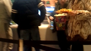Roberta Anastase si-a scos blana si iubitul la film! Si-a umplut bratele cu nachos si popcorn!