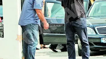 Sf. Ioan, Sf. Stefan, Sf. Varvara si Ev. Matei, vegheati de oamenii lui Gigi Becali! Moastele n-au miscat in fata lui Fane si Marcel