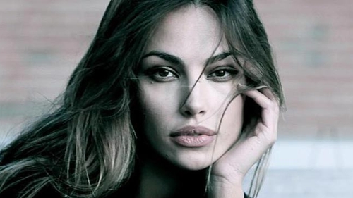 Mădălina Ghenea suferă cumplit! Tristă si nostalgică, bruneta a izbucnit in lacrimi amare. Să fie Gerard Butler de vină?