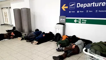 Imaginile disperării! Sute de români blocați pe un aeroport din Londra