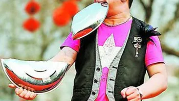 A rupt cu dintii un castron de inox