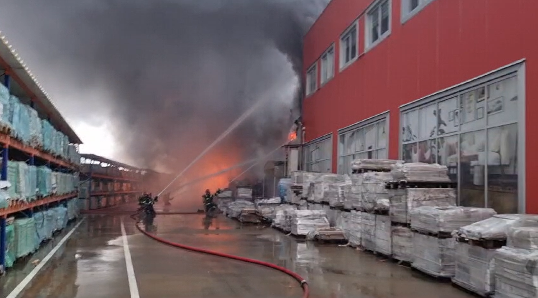 Incendiu major la o fabrică din Craiova! Mesaj RO-Alert pentru locuitori, pompierii luptă de ore bune cu flăcările uriașe