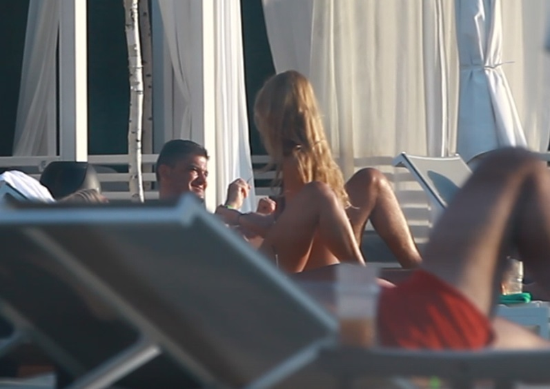 Cristian Boureanu şi-a scos iubita la piscină, iar acolo au început un mic... "război" în joacă!