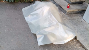 Scene șocante în Huși. Trupul unui bărbat mort a fost lăsat ore întregi pe jos,  în centrul orașului