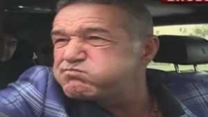 Imagini emotionante! Gigi Becali a ingenuncheat cu ochii in lacrimi la mormantul familiei