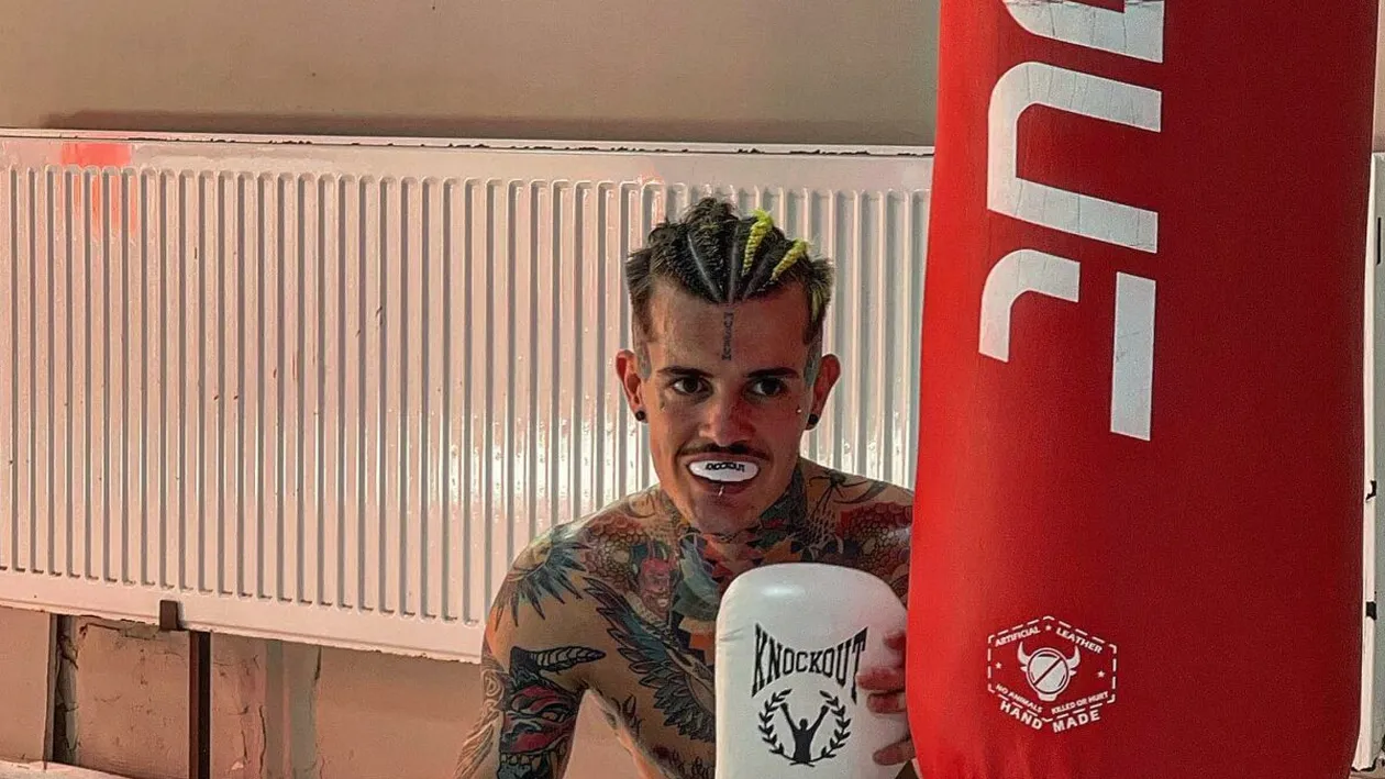 L-a strangulat până a rămas fără aer. Zanni vs Gheboasă, luptă pe viață și pe moarte în cușca galei RXF