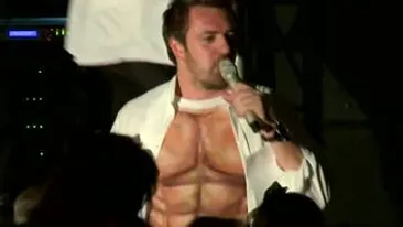 VIDEO Horia Brenciu, ca un adevarat macho man la Timisoara! Cu pieptul dezvelit si pachetelele de muschi la vedere, a bagat doamnele in boala incat au alergat dupa el cu trandafiri!