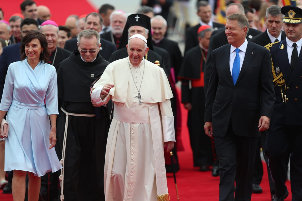 Papa Francisc a ajuns în România. Ce ținută a purtat Carmen Iohannis la aerportul Otopeni