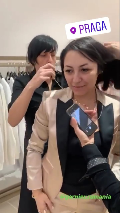 Andra, filmată nemachiată în Praga. Unii dintre oameni au fost uimiți de felul în care arată artista naturală, iar alții au criticat-o