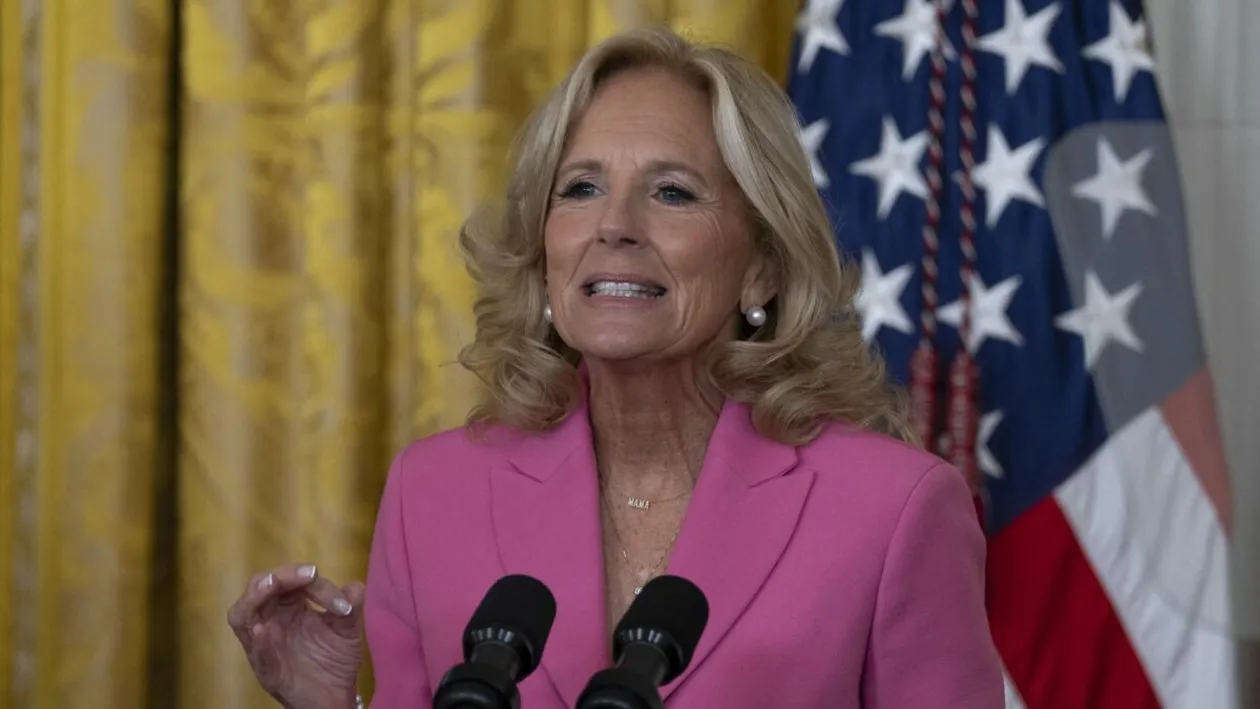 Ce gafă! Cum s-a îmbrăcat Prima Doamna la secția de vot? Alegătorii s-au uitat lung la Jill Biden