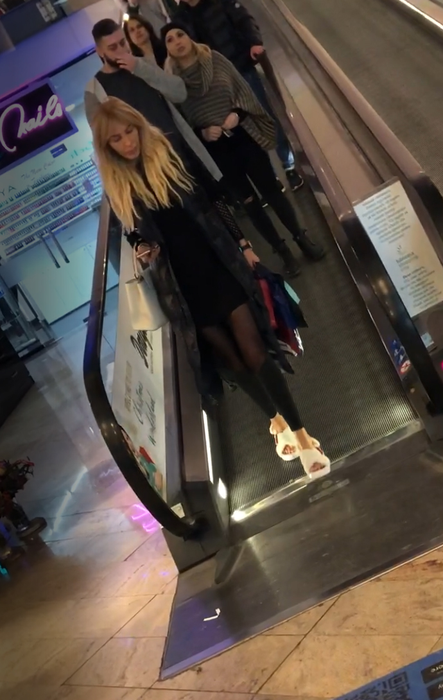 Ca de fiecare dată, apariţia la mall a Mayei a atras atenţia