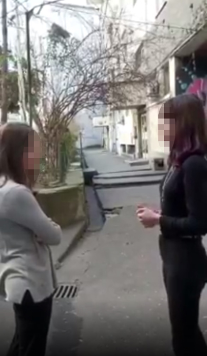 Fetele s-au încăierat pe stradă