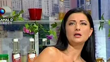 VIDEO Gabriela Cristea, de nerecunoscut in costum de baie! Vezi cine a trecut pe langa ea pe plaja si nu a observat-o