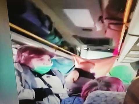 Imagini uluitoare în Vama Nădlac! Cum sunt înghesuiți oamenii într-un autocar care îi duce în carantină: ”Mână criminală!”