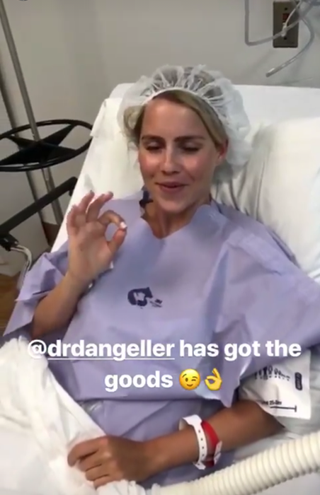 Claire Holt, o nouă intervenție chirurgicală la picior! Actrița din „The Originals” a părăsit spitalul în scaun cu rotile