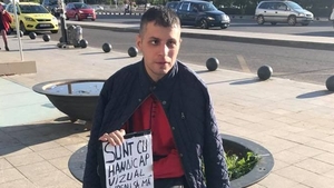 Povestea trista a acestui barbat! Sta pe strada cu un mesaj in mana. Nu, nu cerseste bani. Vrea ceva mult mai valoros decat 1 leu de la tine…