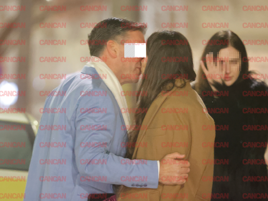 Cei doi se sărută