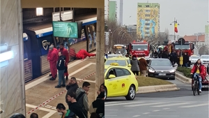 Breaking news! O persoană s-a aruncat în fața metroului, la stația Unirii