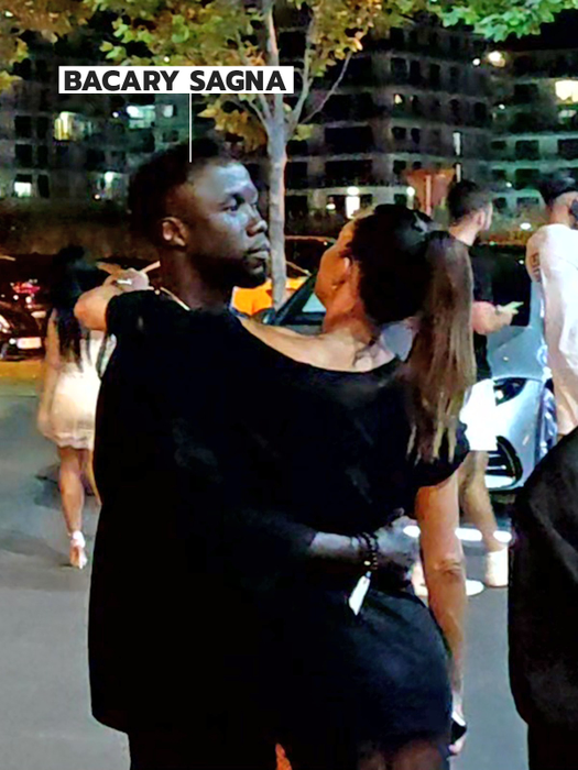 Bacary Sagna și bruneta pe care a îmbrățișat-o pe stradă (Foto: CANCAN.RO)