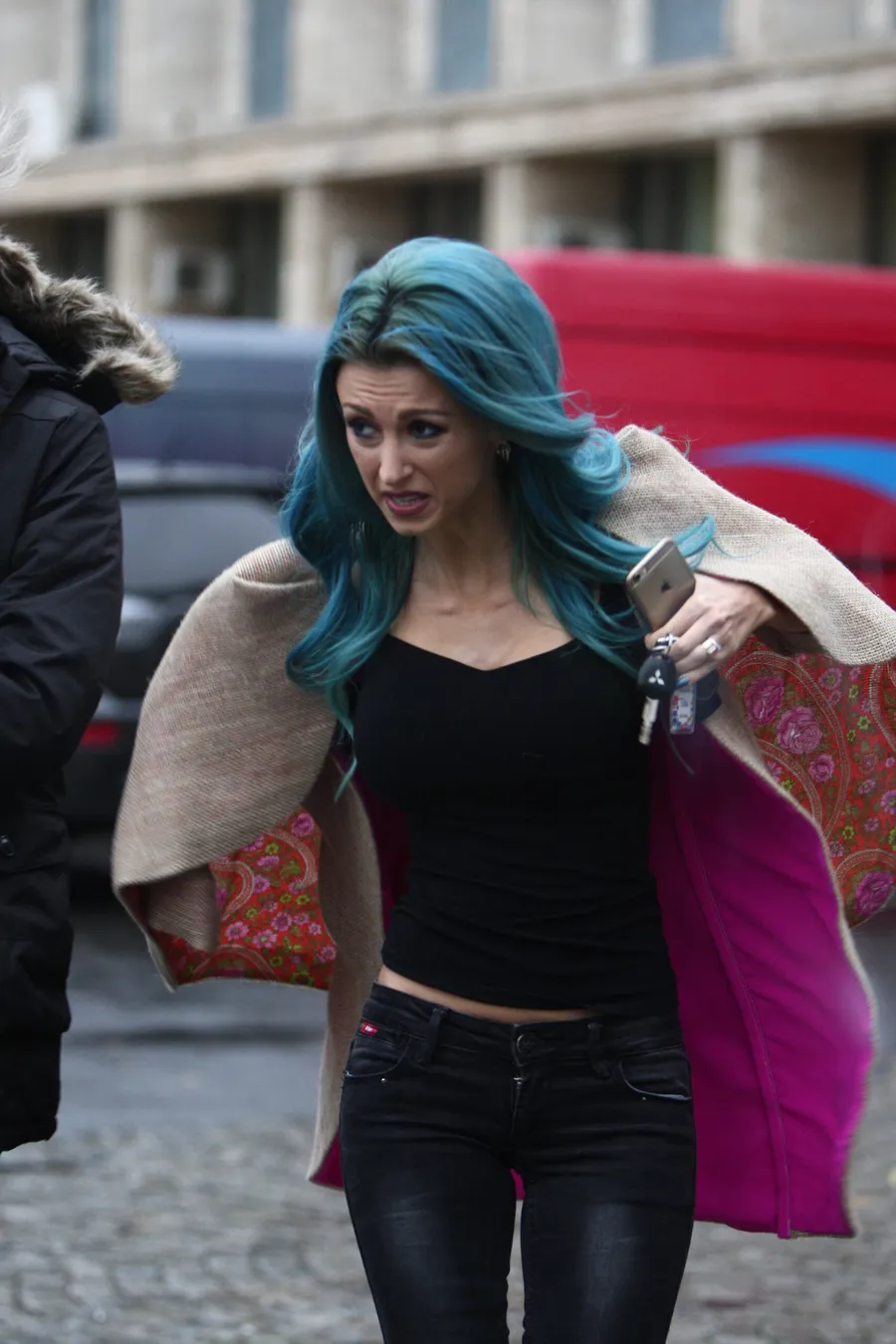 Andreea Bălan înfruntă ploaia cu demnitate