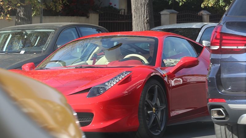 Discretul domn Roland e un afacerist prosper. Prietenul Elenei Udrea a ”dat” o tură prin Bucureşti cu un Ferrari de un sfert de milion €!