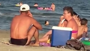Românii, campioni la spart seminţe pe litoral! S-au aşezat pe nisip, au început să ”lucreze” de zor, iar ce a urmat e strigător la cer