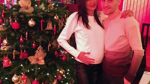 O brunetă celebră din showbiz este gravidă! Şi-a etalat burtica lângă bradul de Crăciun!
