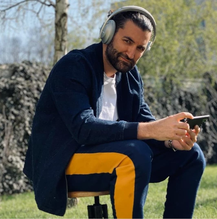 Imagini cu Smiley și Gina Pistol din autoizolare! Și-au recunoscut relația: îl sărută și îi face declarații în direct