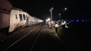 Doi soți au ajuns la spital, după ce mașina lor a fost lovită de tren