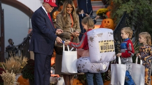 Melania și Donald Trump au avut un Halloween pe cinste! Cum au decorat Casa Albă și ce au primit copiii din partea lor