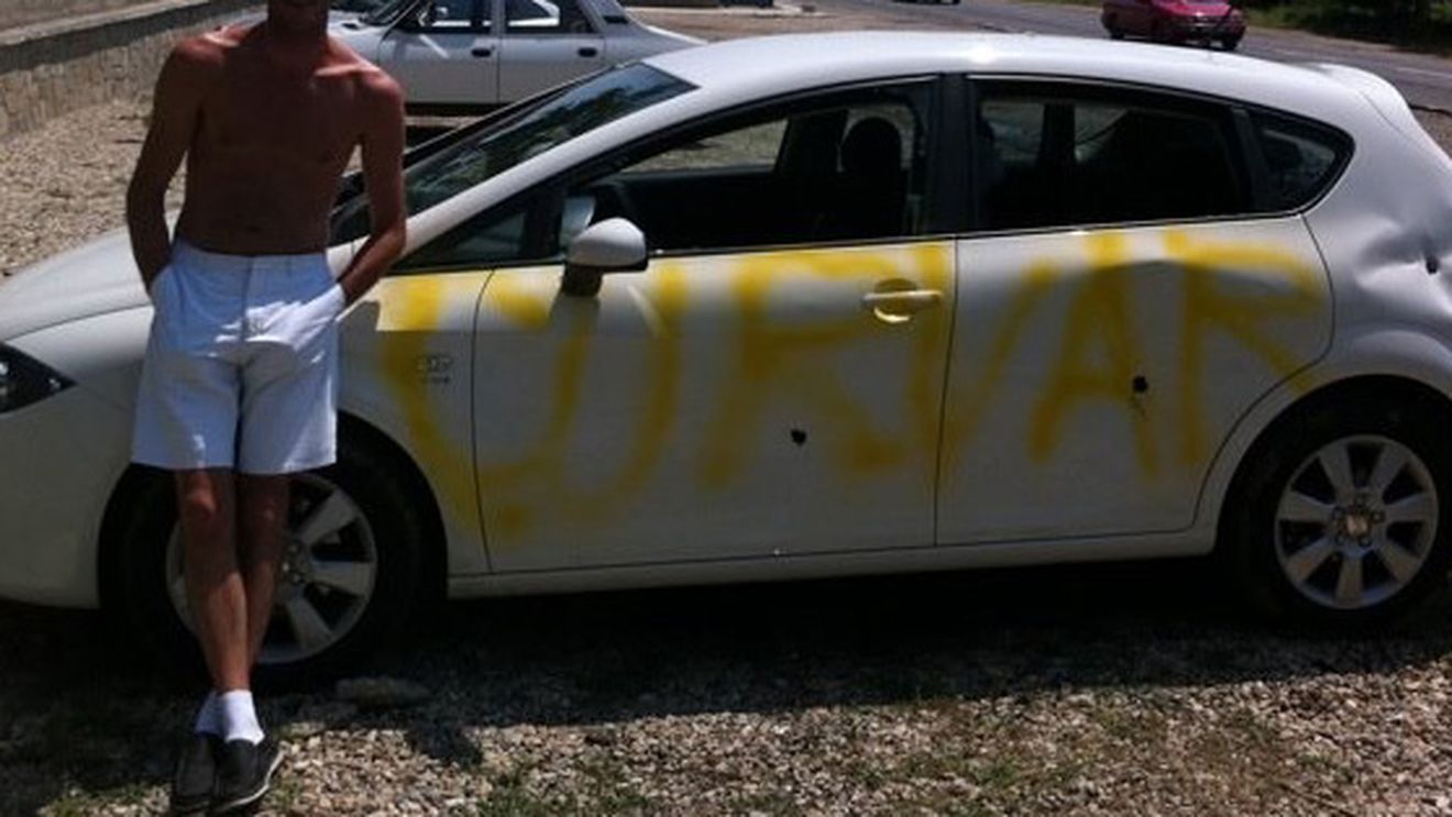 Cum s-a razbunat o romanca pe sotul infidel! S-a trezit in zori si a coborat in parcare cu un spray mana. Ce i-a scris pe masina