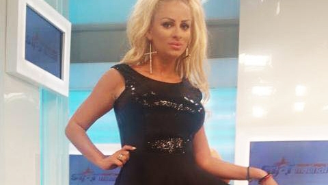 SÂNZIANA BURUIANĂ a muncit cu spor la ţară! A îmbrăcat o salopetă minusculă şi a început să...
