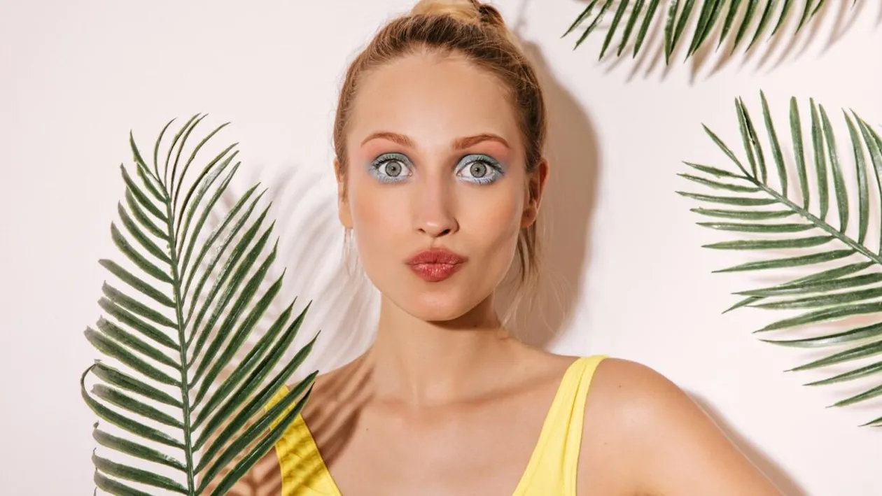 (P) Machiajul de vacanță: ce produse să iei cu tine pentru un look fresh și fără griji