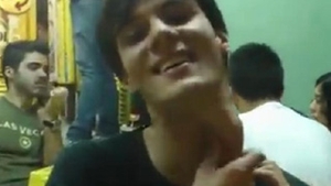 VIDEO ULUITOR Un frumusel se transforma intr-o creatura demna de filmele de groaza. Vezi ce poate sa faca cu ochii sI cu limba acest brazilian!