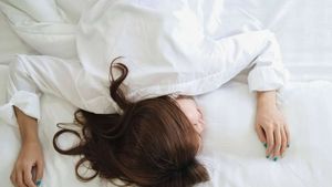 Ce se întâmplă dacă dormi fără pernă. Efectele se văd imediat
