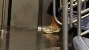 VIDEO Descoperire incredibilă într-un vagon de metrou! Călătorii au încremenit când au văzut asta: "Aşa ceva e prea mult"