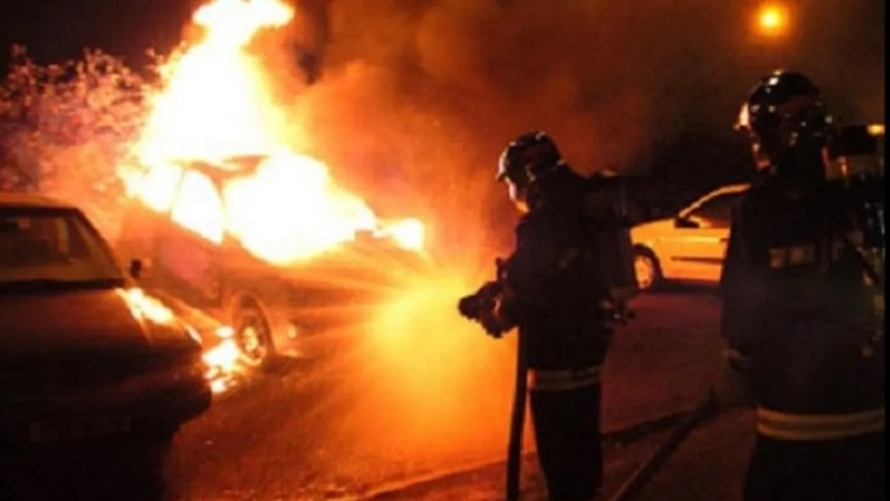 Incendiu puternic la o școală din sectorul 5 al Capitalei. O parte din acoperiş s-a prăbuşit