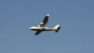 Milionarul Tarek a spulberat nisipul si a speriat copiii din Mamaia! Se pare ca el a pilotat avionul care a survolat plaja