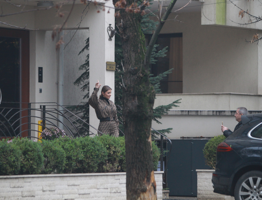 Angajatul ”2 în 1” stă în spatele fotografiilor
care se viralizează instant