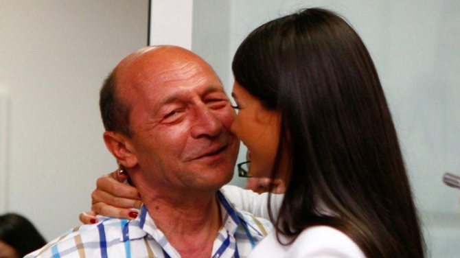 Imagini de colectie! Emotii mari pentru socrul mic in ziua in care i se marita mezina Elena! Astea sunt pozele care-l impresioneaza pe Basescu pana la lacrimi!
