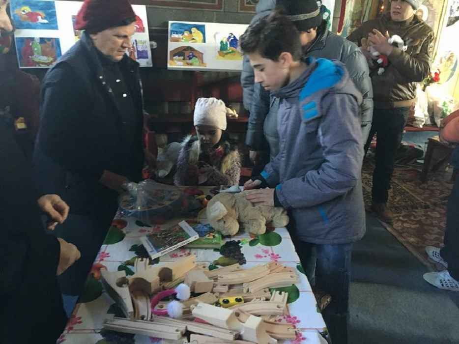 Copiii au primit cadouri de Crăciun în biserică