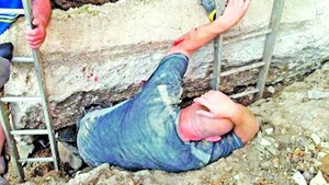 Accident teribil pentru un britanic! Blocat 40 de minute sub doua tone de beton