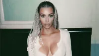 Kim Kardashian a pozat topless! Poziţiile în care stă i-a înnebunit pe bărbaţi. Detaliul inestetic de pe posteriorul bombat