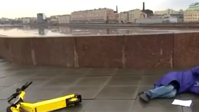 Un meteorolog a căzut de pe trotinetă în timp ce transmitea în direct la un post de televiziune