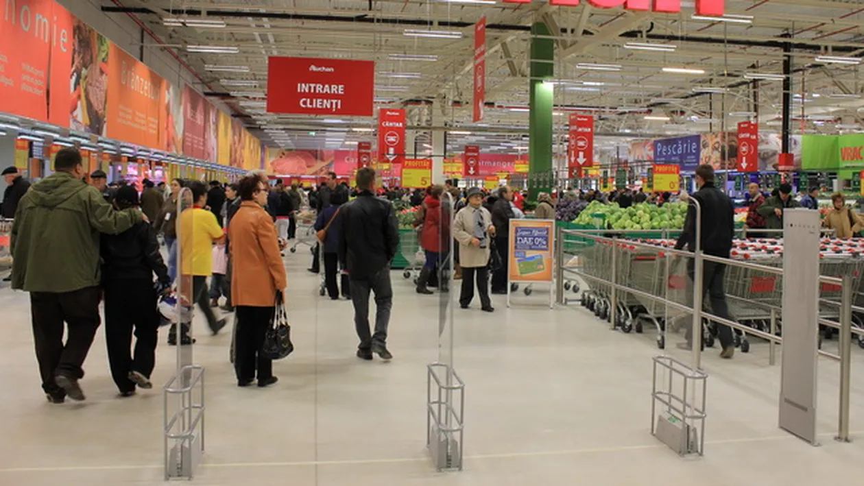 Aroganta suprema! Uite cum si-a facut aparitia acest interlop, intr-un centru comercial! Toata lumea l-a aratat cu degetul